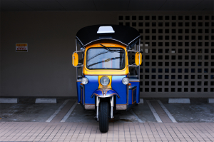 駐車場のクルマ@那覇市旭町
